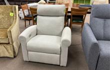 7000 Series Power Recliner in Sophie Pearl