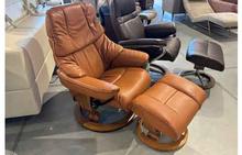 Reno Small Stressless Chair and Ottoman with Signature Base in Nobelese Tigereye